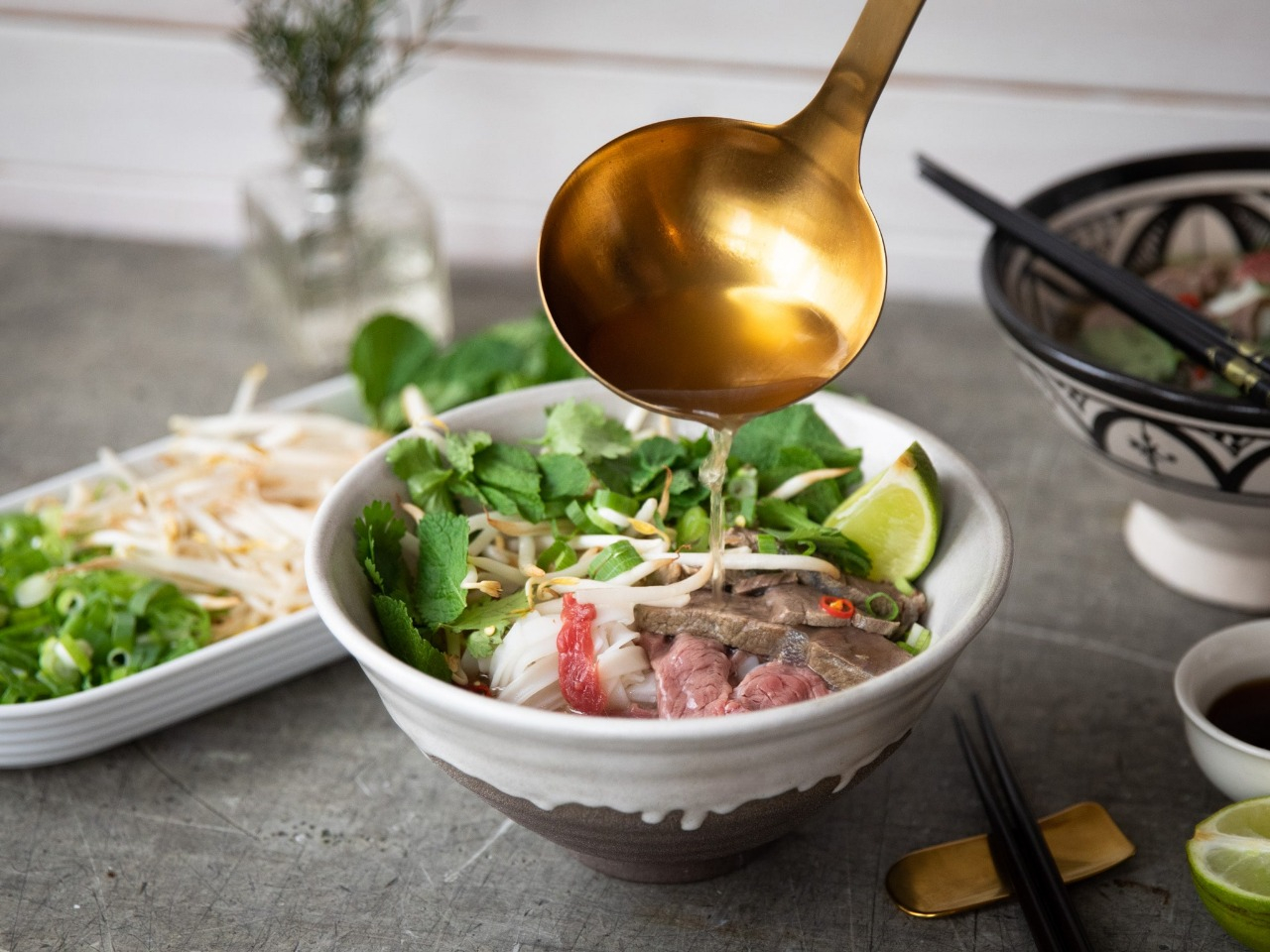 B&Iacute; QUYẾT L&Agrave;M NƯỚC D&Ugrave;NG PHỞ B&Ograve; H&Agrave; NỘI: LINH HỒN CỦA M&Oacute;N ĂN QUỐC D&Acirc;N