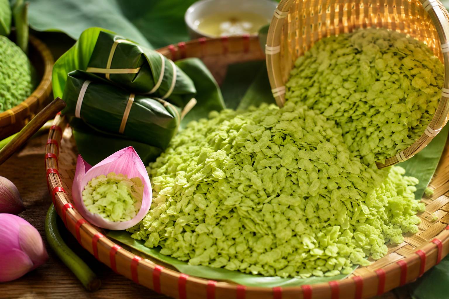  Chọn cốm mộc tự nhiên, ăn đúng cách và bảo quản để thưởng thức trọn vẹn hương vị đặc trưng của thu Hà Nội 