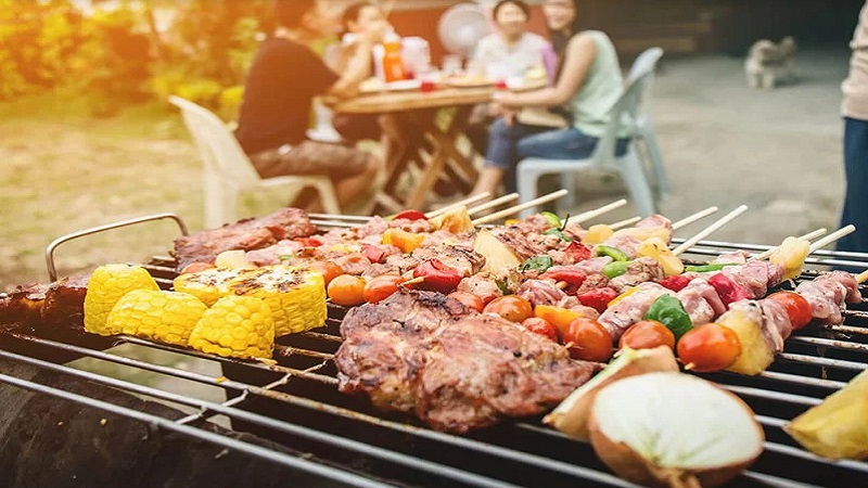 Tiệc nướng BBQ là lựa chọn tuyệt vời để cùng người thân bạn bè tận hưởng không khí nghỉ lễ 