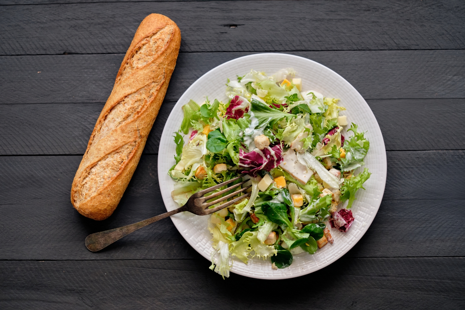 Các Thành Phần Chính Của Một Đĩa Salad Caesar Hoàn Hảo