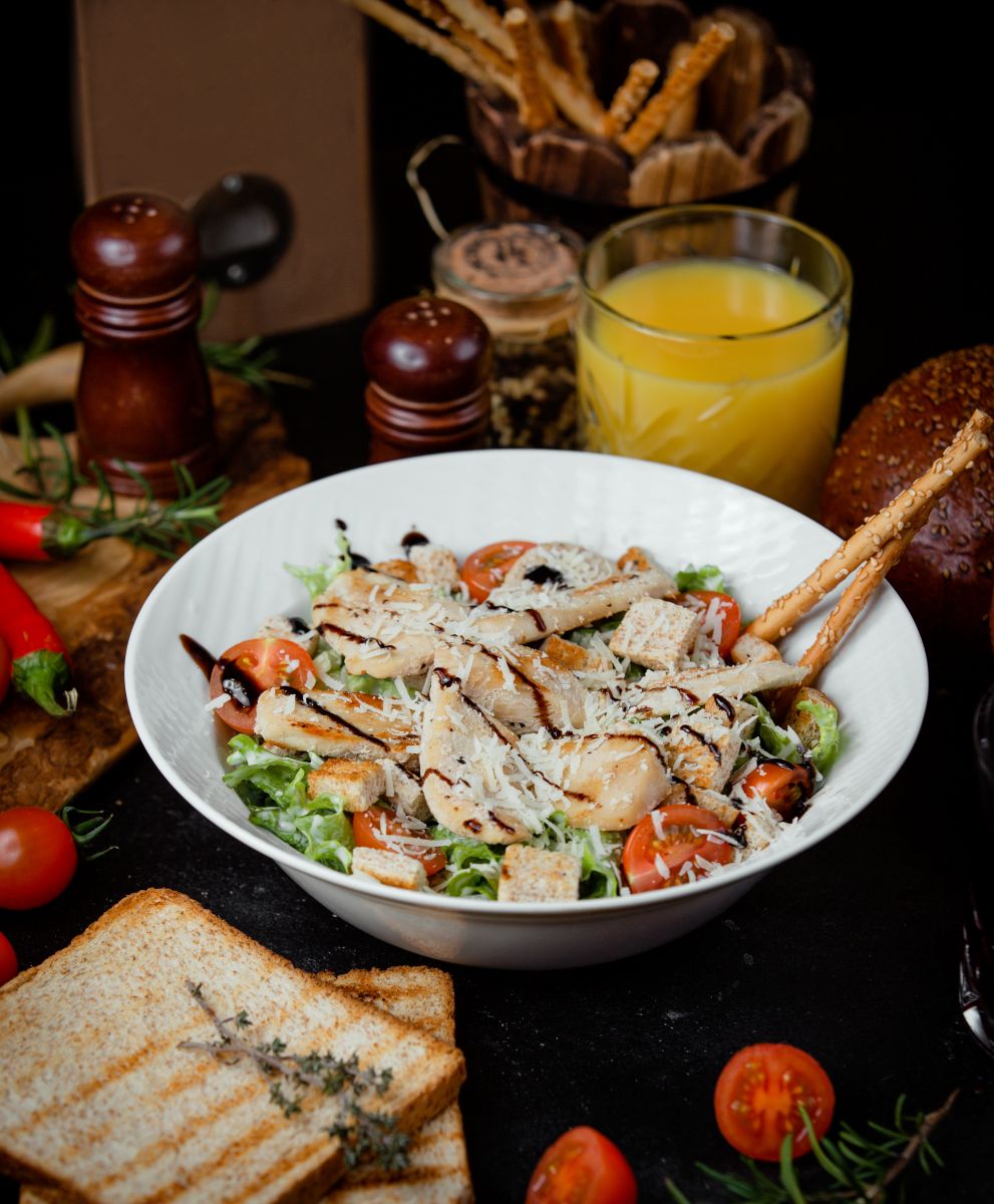 Thành phẩm Salad Caesar thơm ngon chờ bạn thưởng thức 