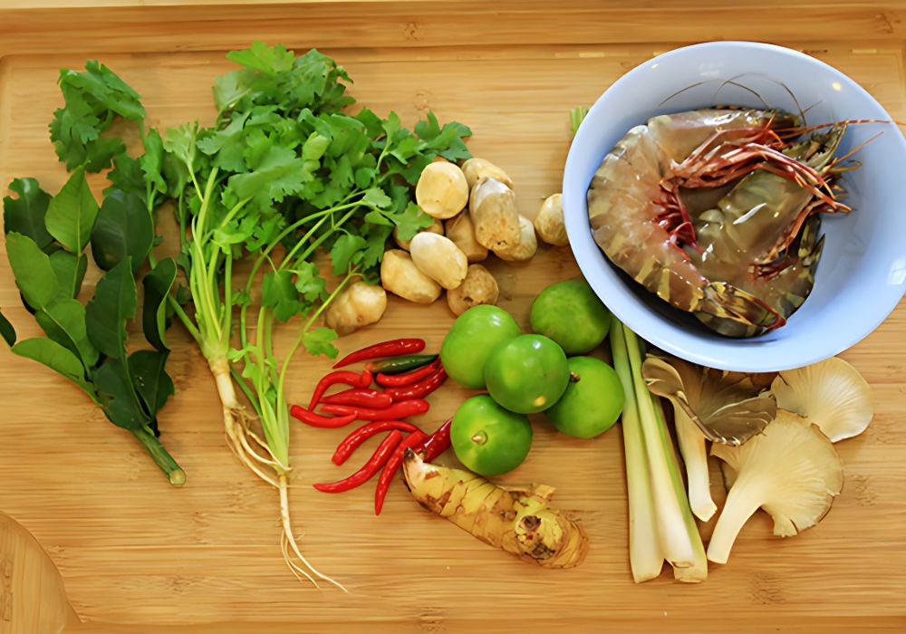 Chuẩn bị nguyên liệu nấu lẩu Thái Tom Yum tươi ngon 