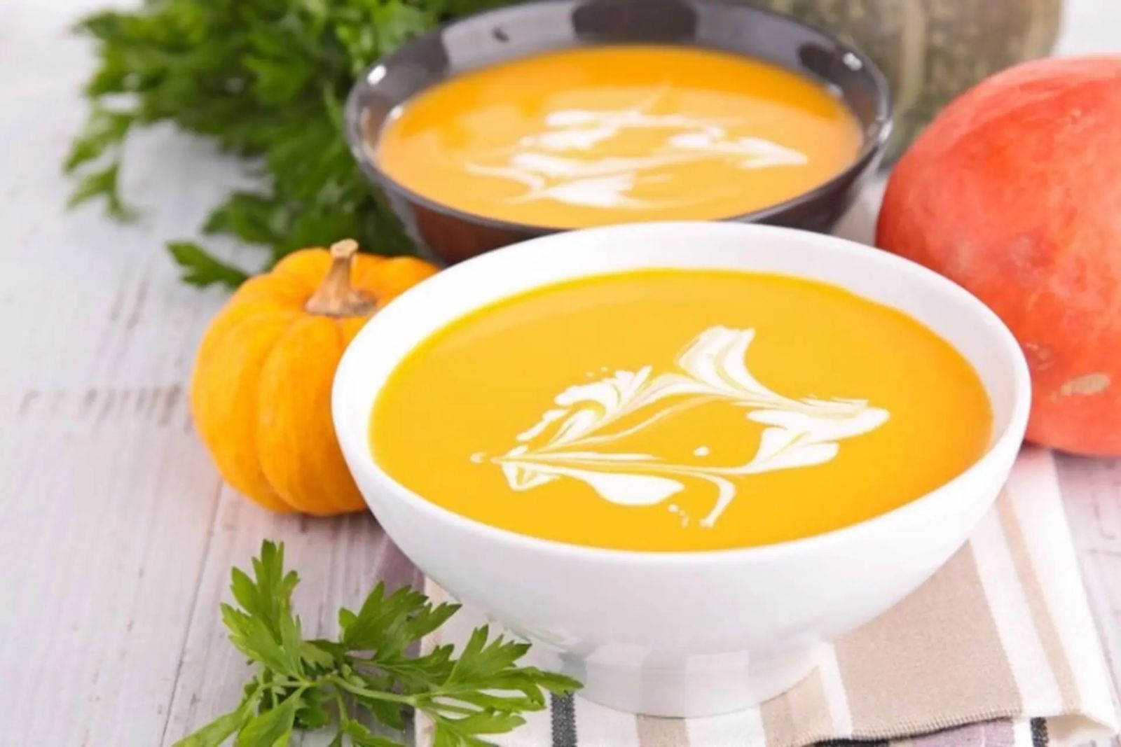 Thưởng thức và trình bày món súp bí đỏ béo ngậy đẹp mắt 