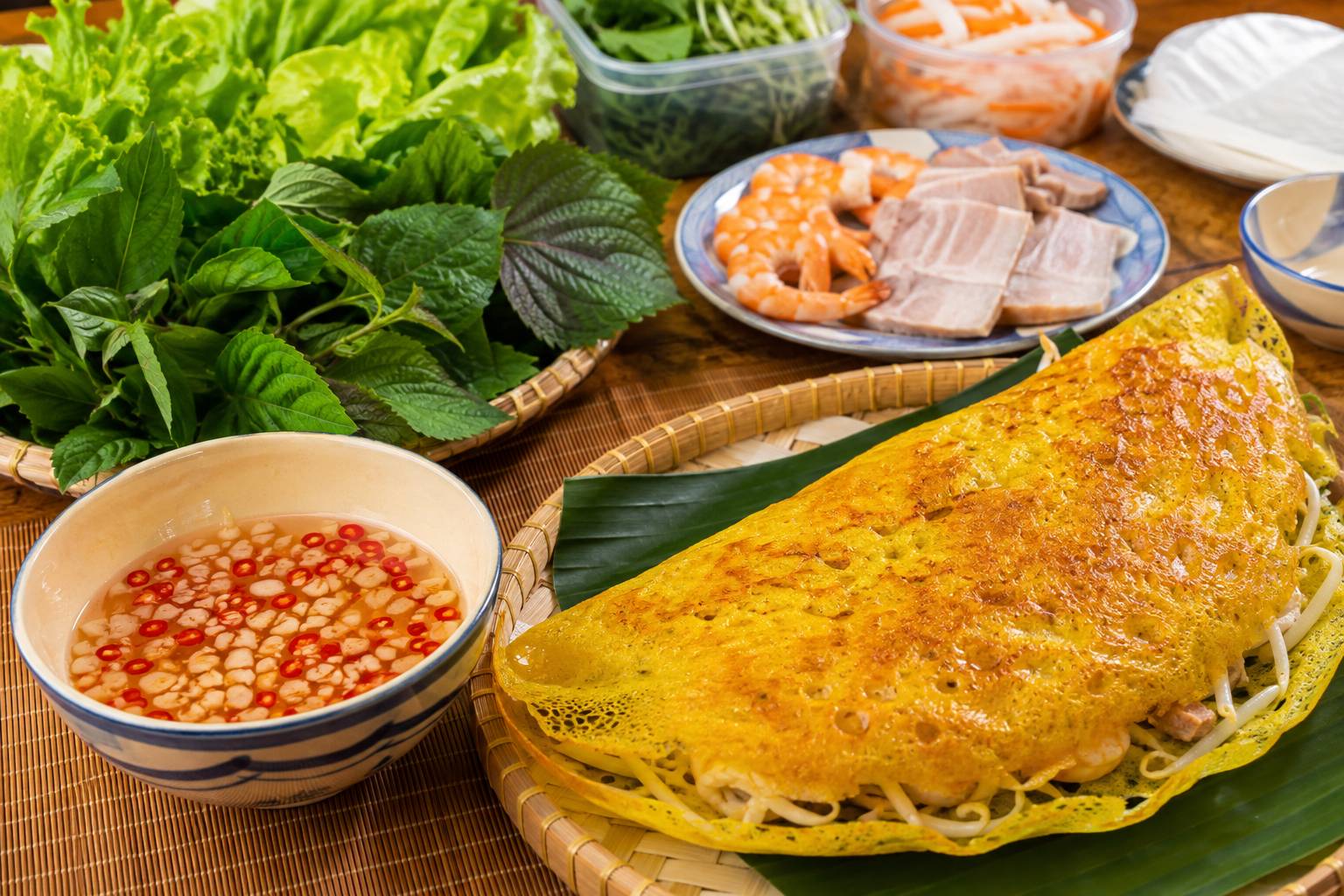 Nước chấm bánh xèo được pha chế đúng cách làm vẹn tròn thêm hương vị của bánh xèo 