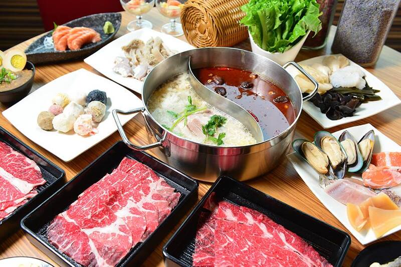 Lẩu Uyên Ương chính là sự hiện diện của hai loại nước dùng trong cùng một nồi
